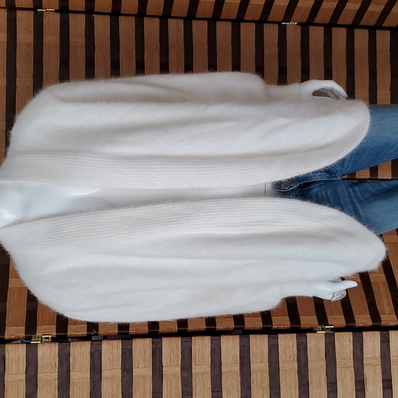 Sweaters - ANGORA VINTAGE Creamy White Lined Sweater SO SOFT! **PLUS FREE MATCHING HAT**